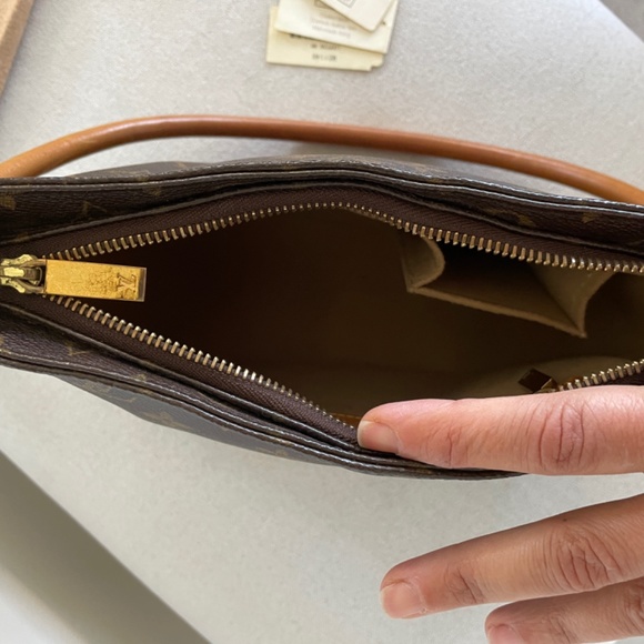 Louis Vuitton Looping MM - Picture 5 of 12